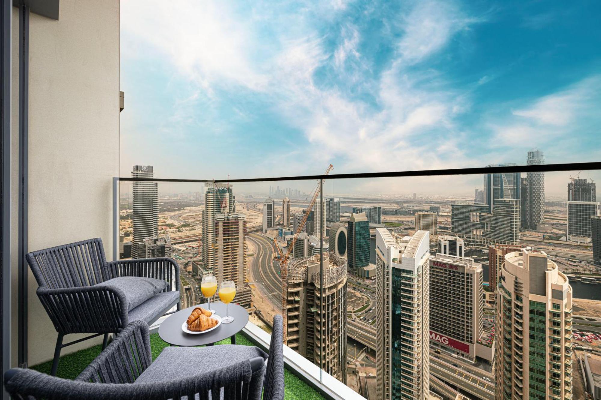 Smartstay At Burj Royale - Full Burj Khalifa View - Brand New Luxury Apartments ドバイ エクステリア 写真