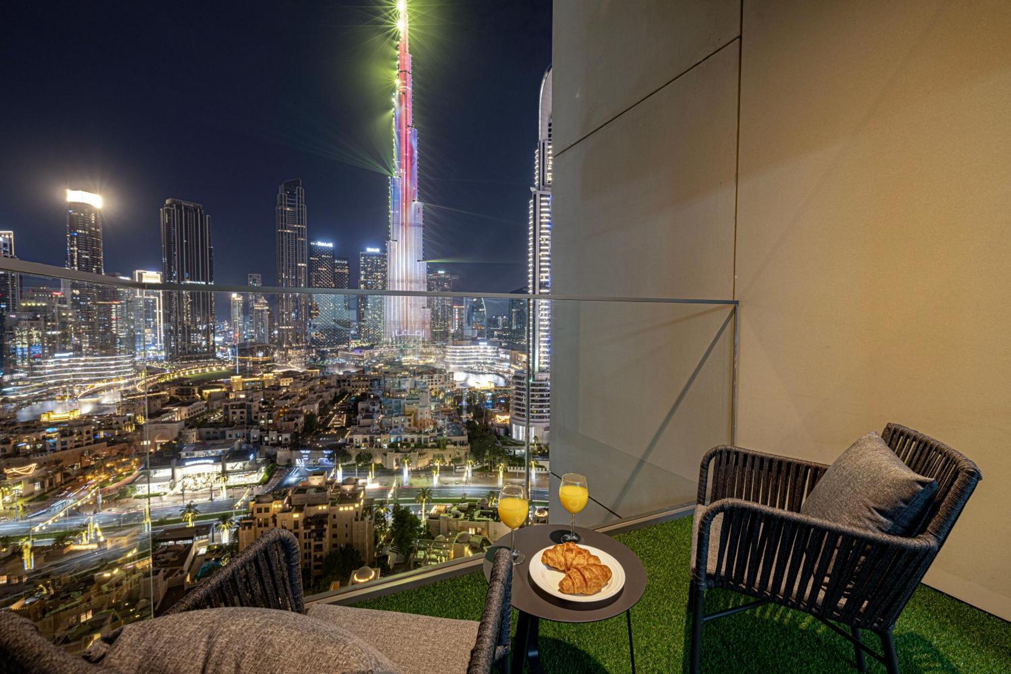 Smartstay At Burj Royale - Full Burj Khalifa View - Brand New Luxury Apartments ドバイ エクステリア 写真