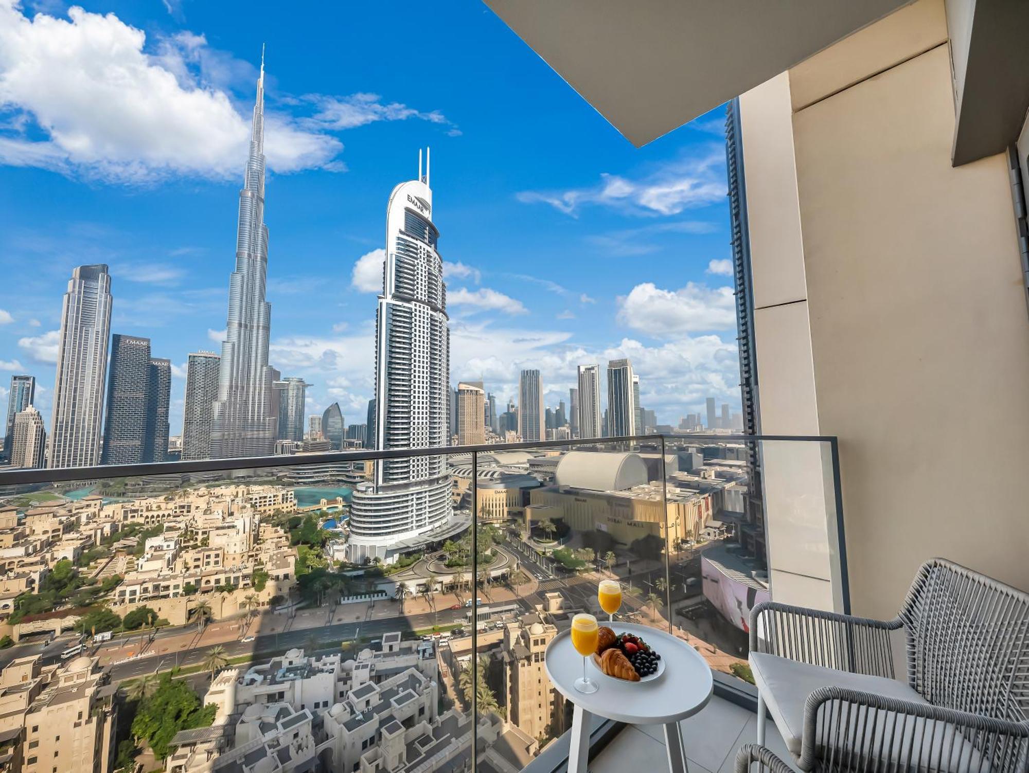 Smartstay At Burj Royale - Full Burj Khalifa View - Brand New Luxury Apartments ドバイ エクステリア 写真
